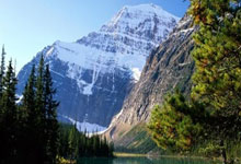 西班牙对阵塞尔维亚，谁能在国际足球赛事中更胜一筹？